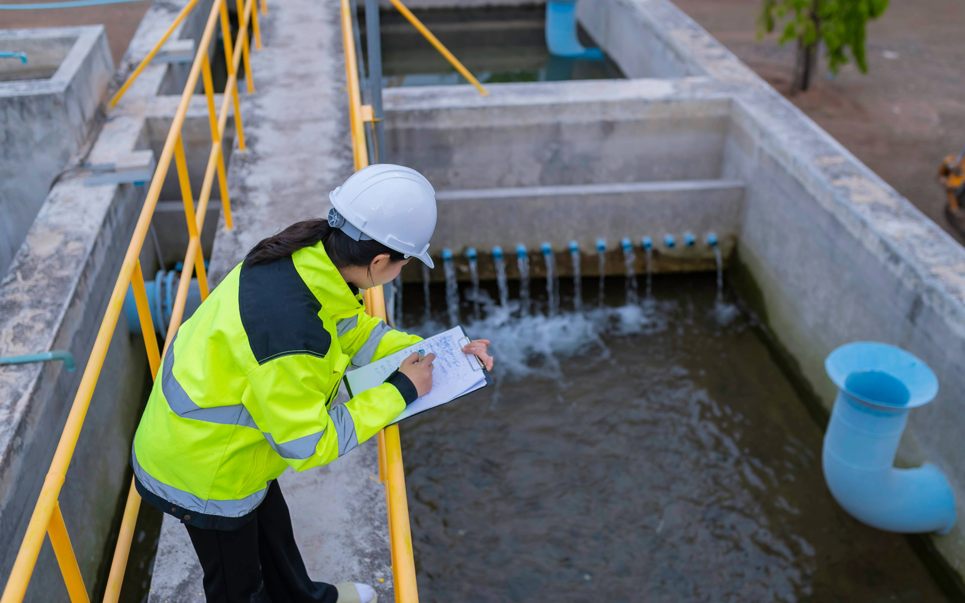 engenheira ambiental na estação de tratamento de água para o projeto de redução de custos