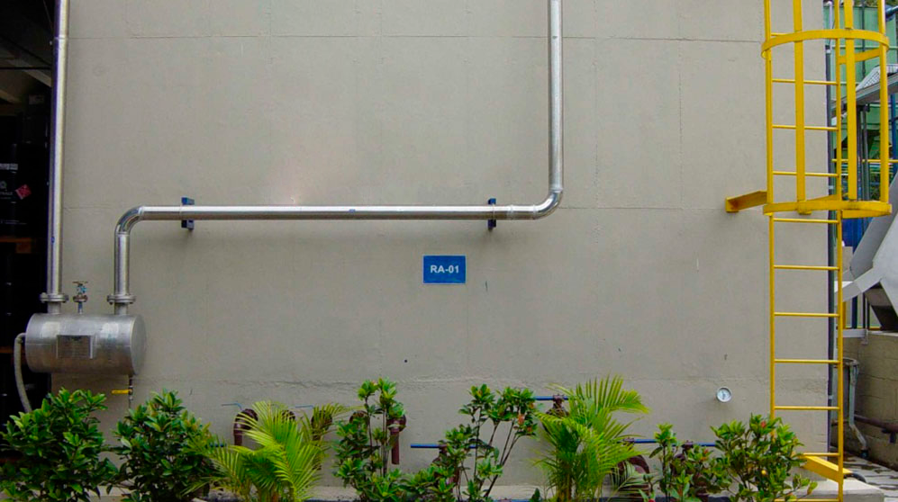 Parede de uma industria e seu efluente