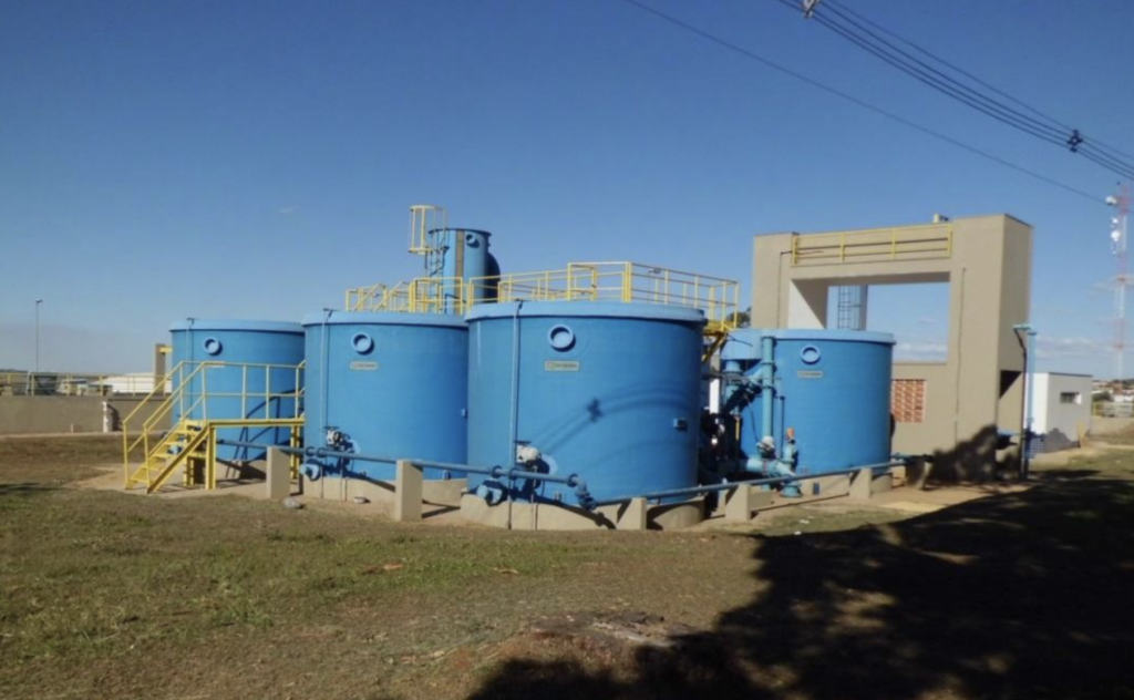 Estação de tratamento de água da CAESB em Sobradinho, Distrito Federal, com tanques cilíndricos azuis e estruturas metálicas ao ar livre.