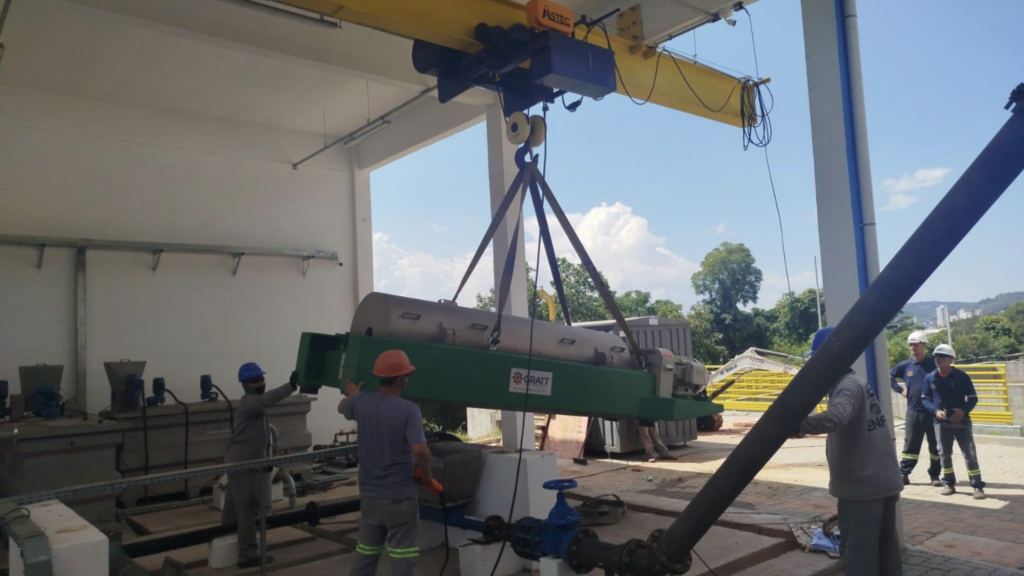 figura 5 – instalação e operação da centrífuga de desaguamento de lodo.