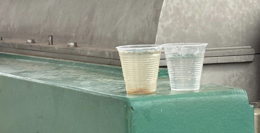 figura 7 – aspecto visual do efluente clarificado após desidratação de lodo na centrífuga. testes conduzidos pela equipe da h2o engenharia